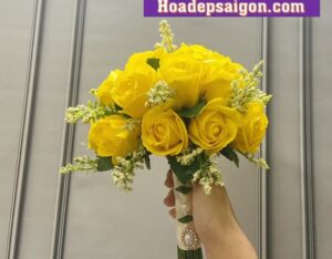 Hoa cầm tay cô dâu hoa hồng vàng