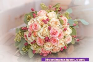 Hoa cưới cầm tay hoa hồng phấn
