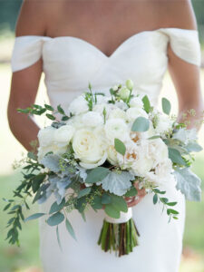 Váy cưới màu trắng - Hoa cưới màu trắng hoặc tone màu nhẹ nhàng
