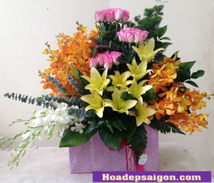 giỏ hoa tổng hợp, kết hợp nhiều loại hoa khác nhau